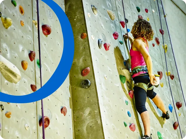 Klimmer in de klimmuur van een Sportoase-vestiging