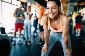 Bezoeker aan het fitnessen in de healthclub van Sportoase