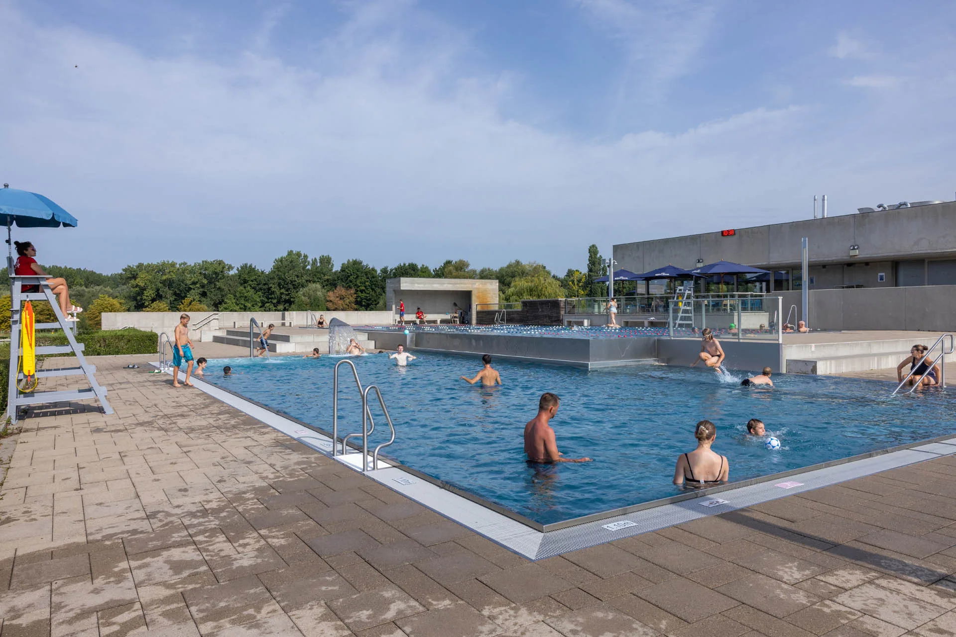 Buitenbad met ligweide bij Sportoase